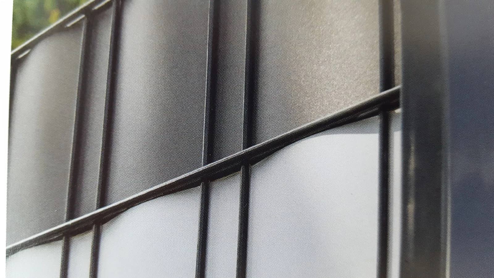 Premium hart Sichtschutzstreifen Zaun Doppelstabmatten Gitterzaun TOP anthrazit Anthrazitgrau — ZAUNDISCOUNT Hart-PVC Sichtschutzstreifen für Doppelstabmatten — UV-beständig, blickdicht, einfach einzuflechten