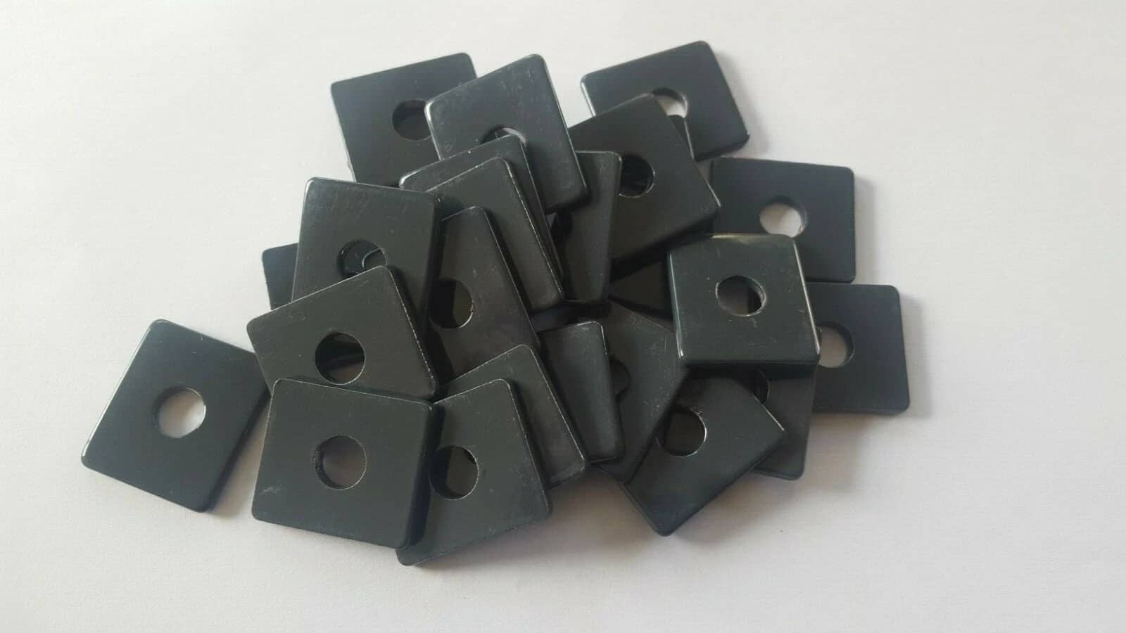 10 -100 Halteplatte 30x30 Plättchen 7016 Befestigung Zaunbau Doppelstabmatten Anthrazitgrau — ZAUNDISCOUNT Zaun-Zubehör (Schellen, Kappen, Pfostenhalter) für Doppelstabmattenzaun — direkt vom Hersteller