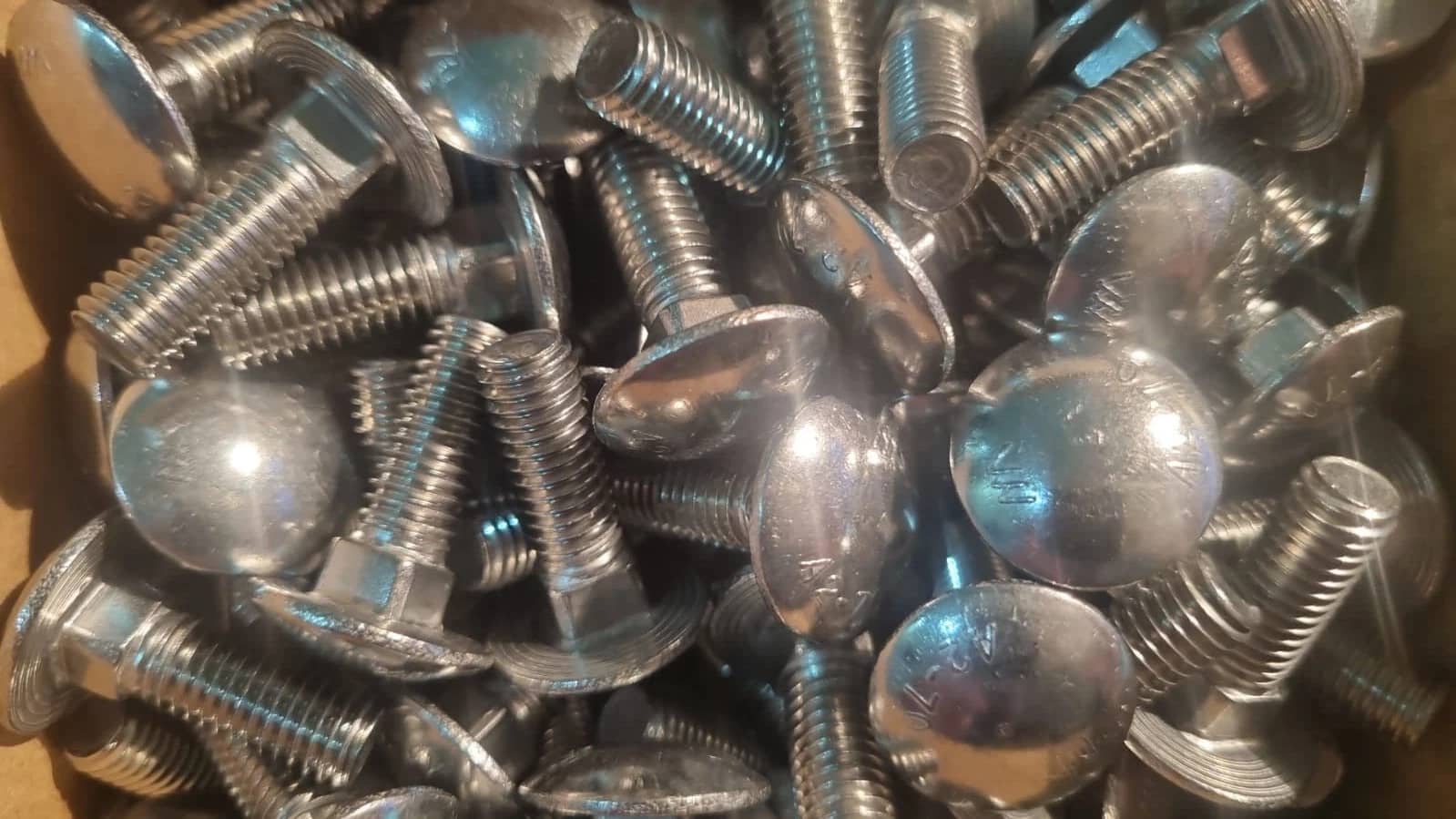 10-200 Edelstahl Schlossschraube mit Vierkantansatz M8 x 25 DIN 603 Anthrazitgrau — ZAUNDISCOUNT Zaun-Zubehör (Schellen, Kappen, Pfostenhalter) für Doppelstabmattenzaun — direkt vom Hersteller