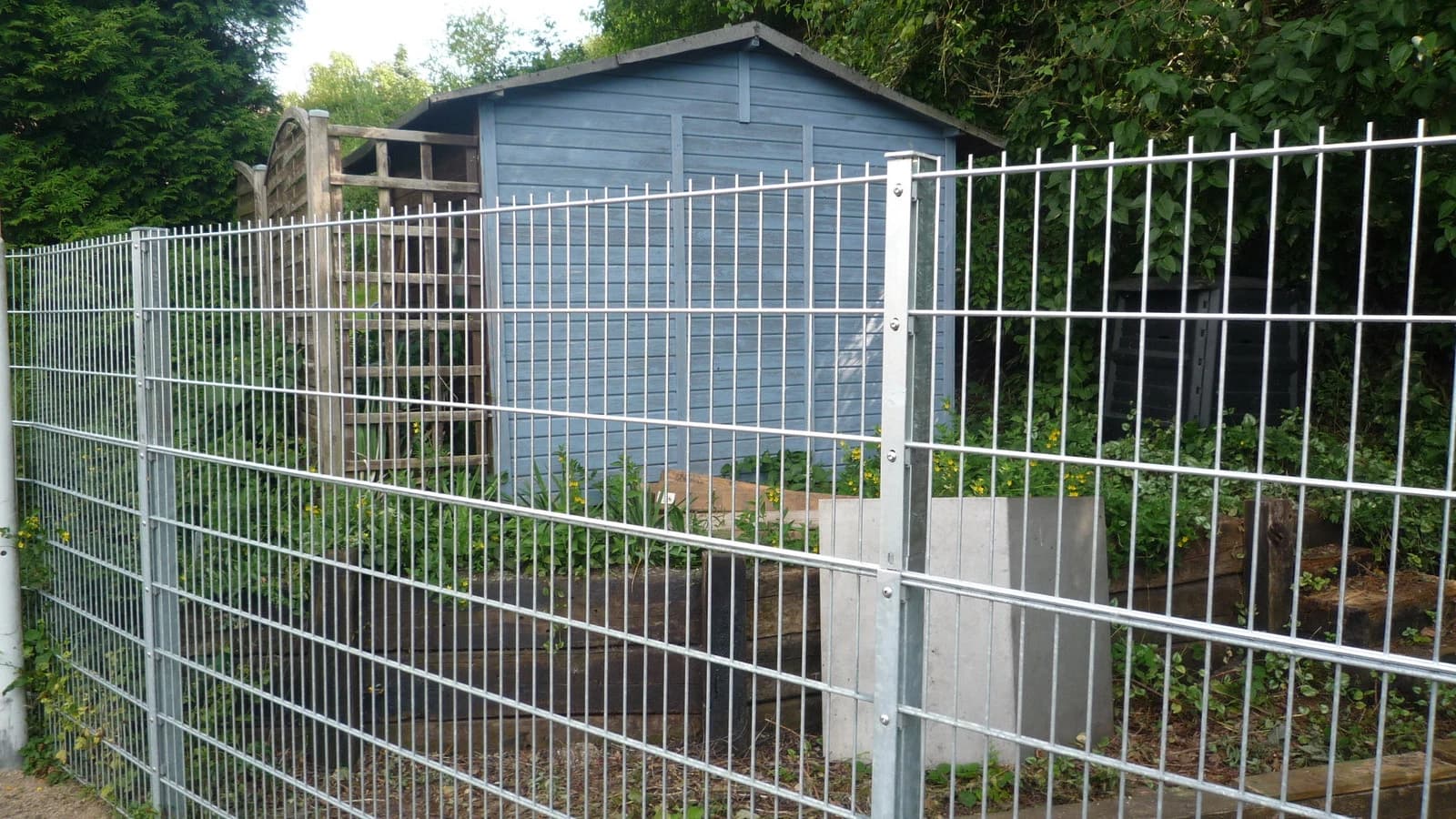 Pfosten für 630-2430 Doppelstabmattenzaun 1.100-3.000mm lang Zaunpfosten PCK — Zaunpfosten 60×40mm feuerverzinkt für Doppelstabmatten — Ersatz für rostige Pfosten, schraubbar