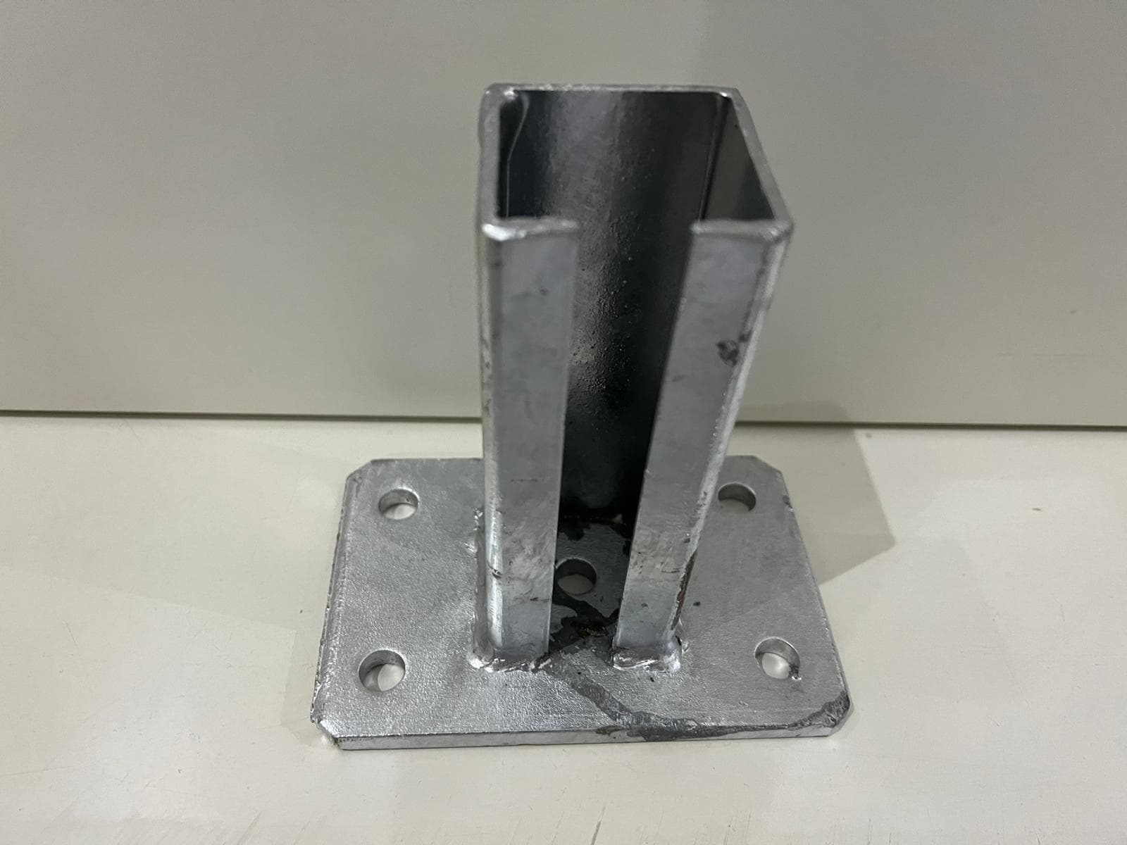 Zaun Fußplatte Bodenplatte 150x100 Torpfosten Torpfostenadapter 60x60 – ZAUNDISCOUNT, Zaun direkt vom Hersteller seit 2005