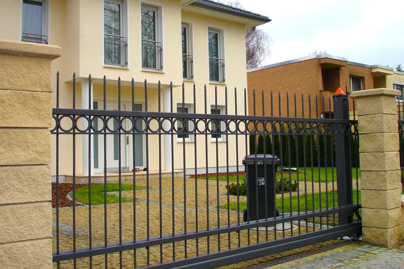 Schiebetor mit exklusiven Zaunsystemen von ZAUNDISCOUNT