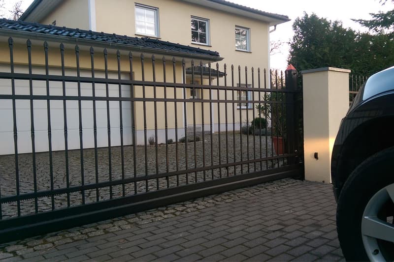 Schiebetor mit exklusiven Zaunsystemen von ZAUNDISCOUNT