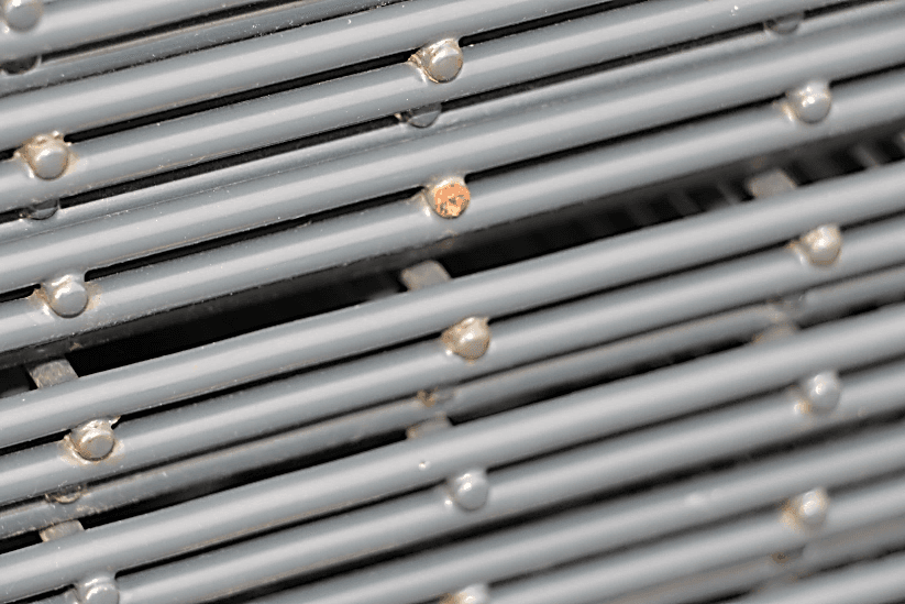 Korrosion an Schnittkanten einer einfach verzinkten Doppelstabmatte