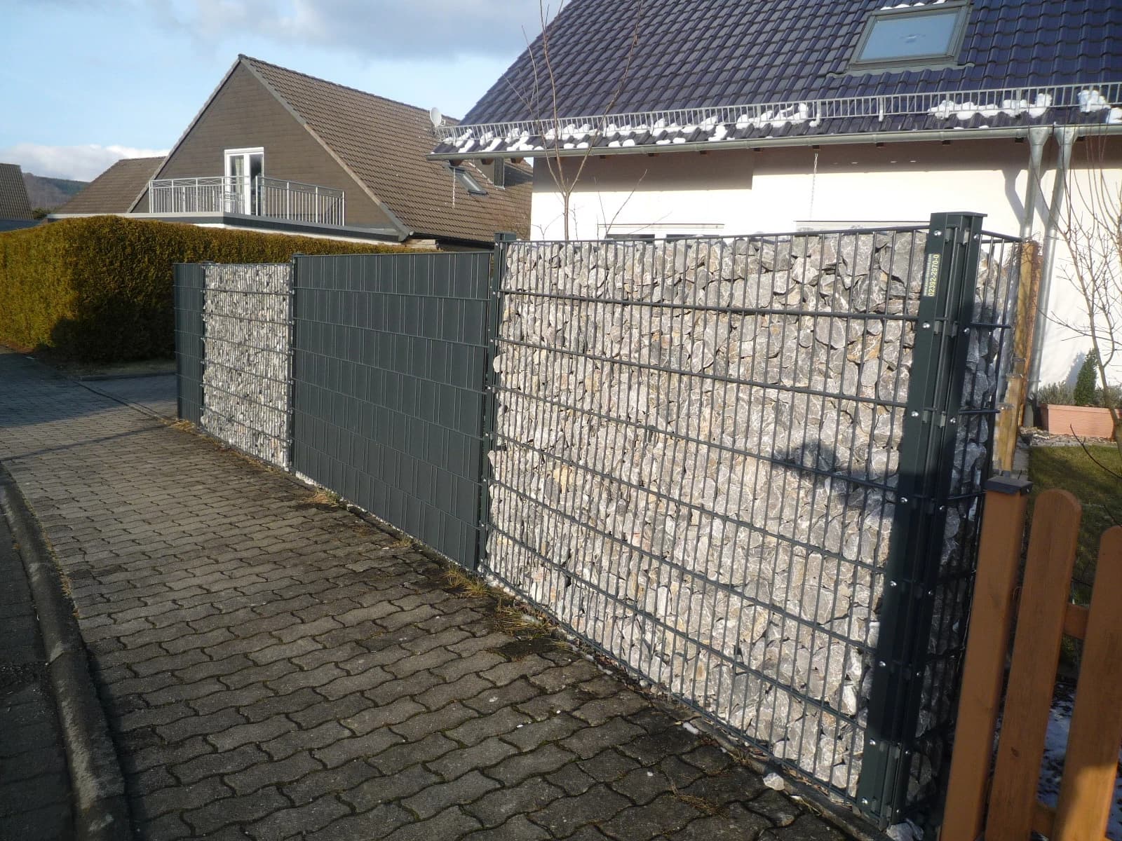 35m silber-hellgrau 7040 Sichtschutz Zaun Doppelstabmattenzaun Stabmattenzaun — Hart-PVC Sichtschutzstreifen für Doppelstabmatten — UV-beständig, blickdicht, einfach einzuflechten