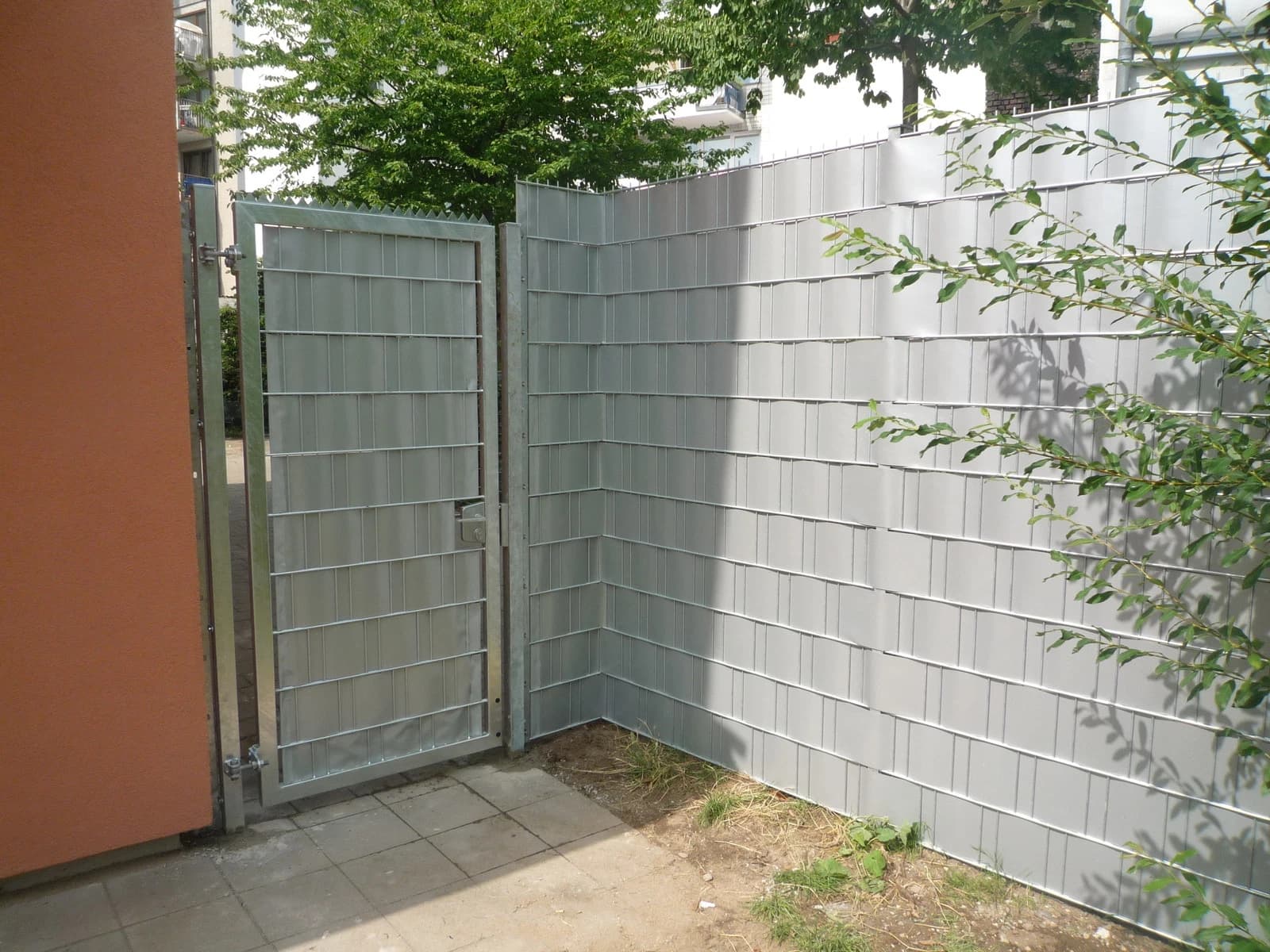 35m hellgrau Sichtschutz Doppelstabmattenzaun Gittermattenzaun Stabgitterzaun — Hart-PVC Sichtschutzstreifen für Doppelstabmatten — UV-beständig, blickdicht, einfach einzuflechten