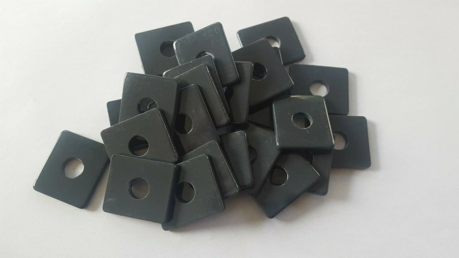 10 -100 Halteplatte 30x30 Plättchen 7016 Befestigung Zaunbau Doppelstabmatten — Zaun-Zubehör (Schellen, Kappen, Pfostenhalter) für Doppelstabmattenzaun — direkt vom Hersteller