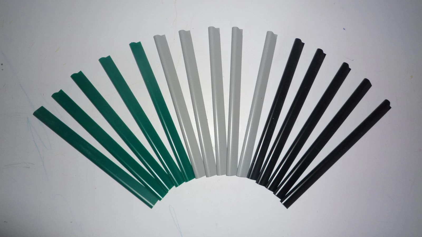 20 x Sichtschutz Blickstopp  Klemmhalter Doppelstabmattenzaun Befestigungsclips — Hart-PVC Sichtschutzstreifen für Doppelstabmatten — UV-beständig, blickdicht, einfach einzuflechten