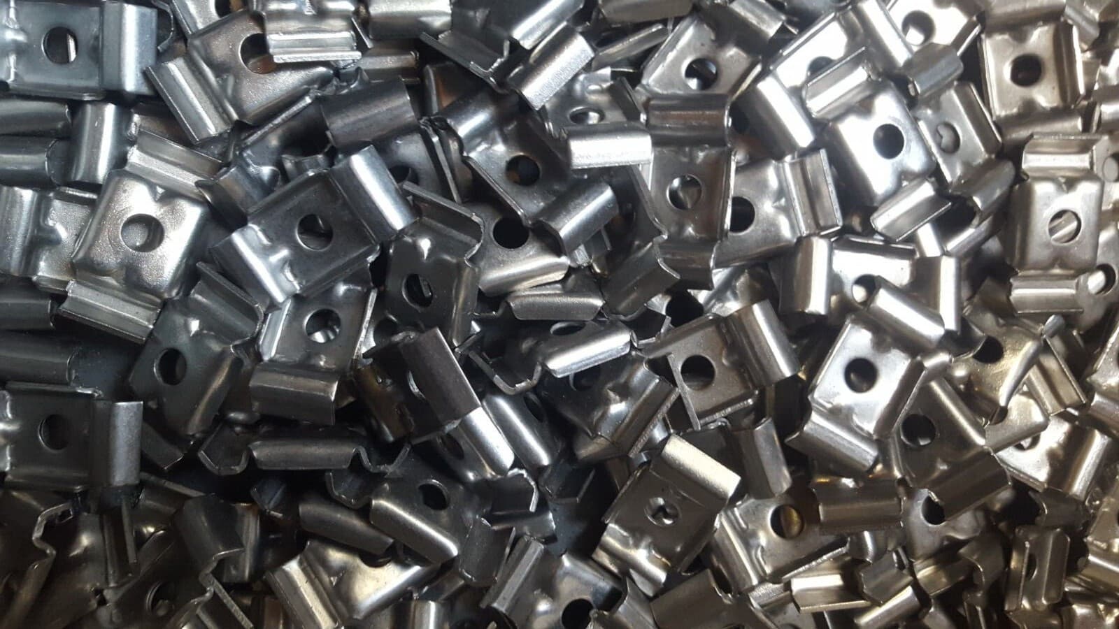 25 - 100 Stück Gittermattenhalter Butterfly Zaun Gittermatten Klemmstück Steher — feuerverzinkter Doppelstabmattenzaun — Ersatz für Maschendraht-, Jäger- oder Holzzaun, 10 Jahre Rostgarantie